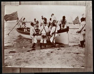 Kopia wcześniejszego zdjęcia Rezerwatów Marynarki Wojennej z grupą marynarzy na łodzi wiosłowej, Fishers Island, Nowy Jork, 1891 (srebrny odbitka żelatynowa)